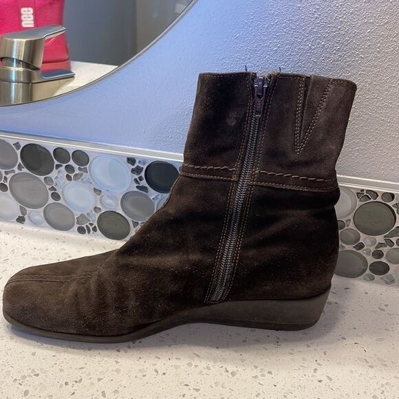 La Canadienne woman’s brown suede boot - Picture 5 of 12